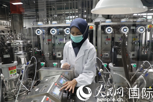 中國(guó)—印尼新能源材料與冶金工程技術(shù)聯(lián)合研究實(shí)驗(yàn)室內(nèi)，研究人員正在工作。人民網(wǎng)記者曹師韻攝