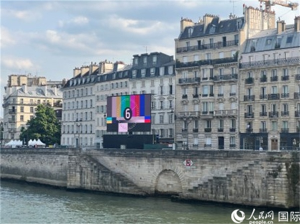 奧運會開幕式，安置在塞納河兩岸的大屏幕。人民網記者 何蒨攝