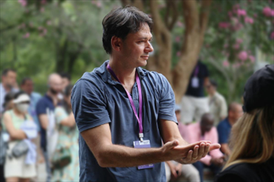 意大利逆流外交網(wǎng)站總編輯亞歷山大·比安奇學(xué)習(xí)青城太極。（李佩藺 攝）