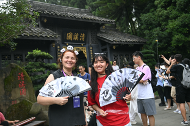 媒體考察團(tuán)成員在都江堰清溪園合影留念。（陳斌 攝）