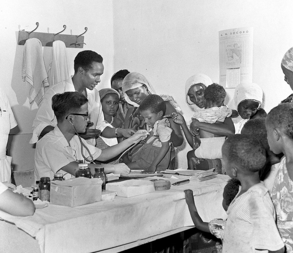 1968年4月，中國(guó)醫(yī)療隊(duì)醫(yī)生在索馬里阿弗戈依鎮(zhèn)巡回醫(yī)療時(shí)為當(dāng)?shù)貎和尾　? width=