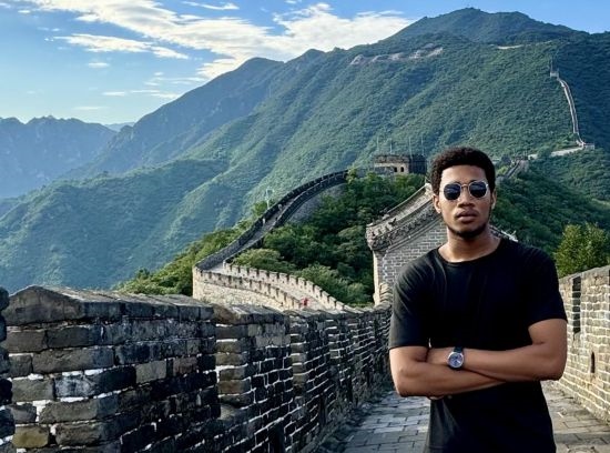 8月28日，尼日利亞青年阿米爾·阿希姆在慕田峪長城留影。新華社發(fā)（清華大學(xué)供圖）