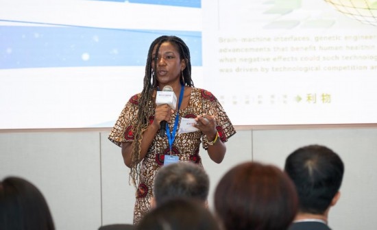 8月29日，在第二屆清華國際青年對話論壇活動上，來自烏干達(dá)的媒體人詹尼弗·阿西姆韋分享中國之旅的感悟。新華社發(fā)（畢尚宏攝）