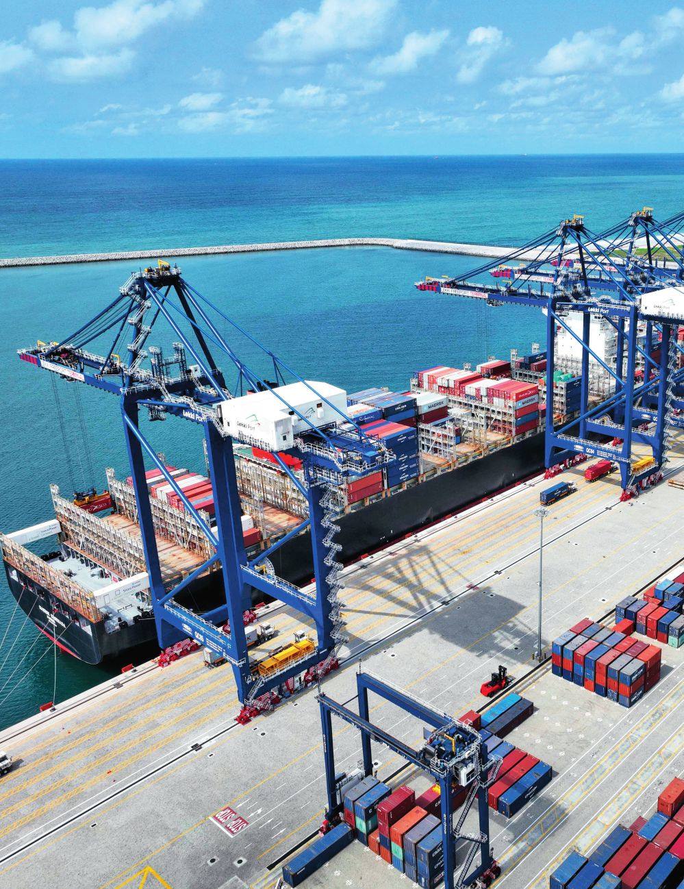 由中國港灣工程有限責(zé)任公司承建的尼日利亞萊基深水港位于中尼合作建設(shè)的拉各斯萊基自貿(mào)區(qū)內(nèi)，是尼日利亞首個(gè)現(xiàn)代化深水港和最大港口。圖為一艘貨輪在尼日利亞拉各斯萊基深水港裝卸集裝箱（2024 年 3 月 11 日攝）萊基港公司供圖