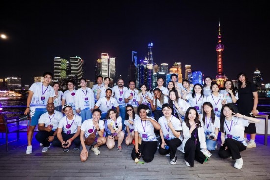 8月21日，中外青年在上海參觀時合影留念。新華社發(fā)（清華大學(xué)供圖）