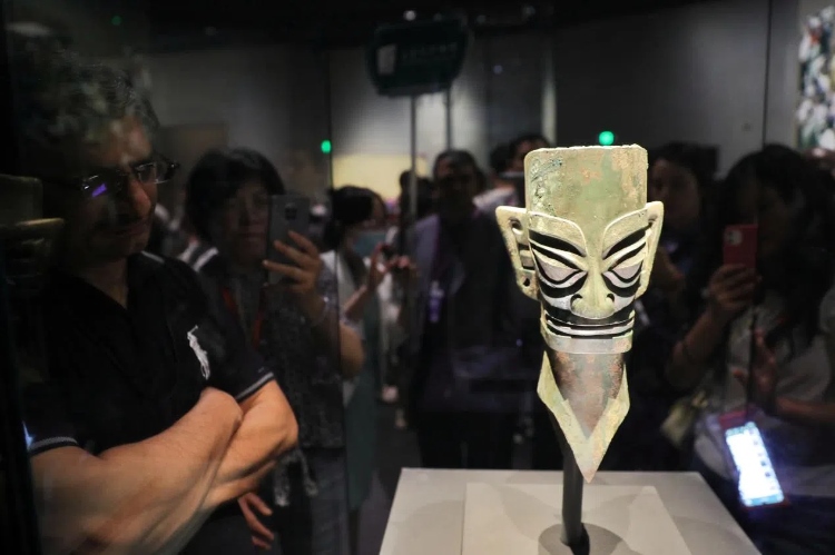 8月31日，亞洲媒體考察團(tuán)參訪三星堆博物館?！吨袊?guó)經(jīng)濟(jì)周刊》記者肖翊攝