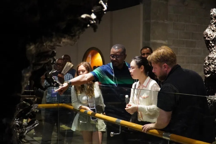 2024“一帶一路”媒體合作論壇聯(lián)合采訪調(diào)研行成員在樂(lè)山烏木文化博覽苑調(diào)研采訪。人民網(wǎng)記者 趙祖樂(lè)攝