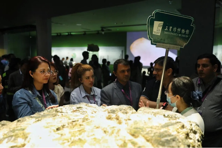 8月31日，亞洲媒體考察團(tuán)參訪三星堆博物館。左一為馬來西亞《星報(bào)》首席商務(wù)官莉迪婭·王。《中國(guó)經(jīng)濟(jì)周刊》記者肖翊攝