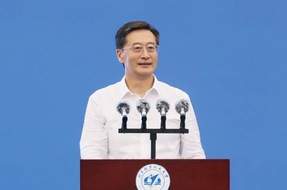 中國工程院院士、北京航空航天大學(xué)校長王云鵬在2024級新生開學(xué)典禮上講話。校方供圖