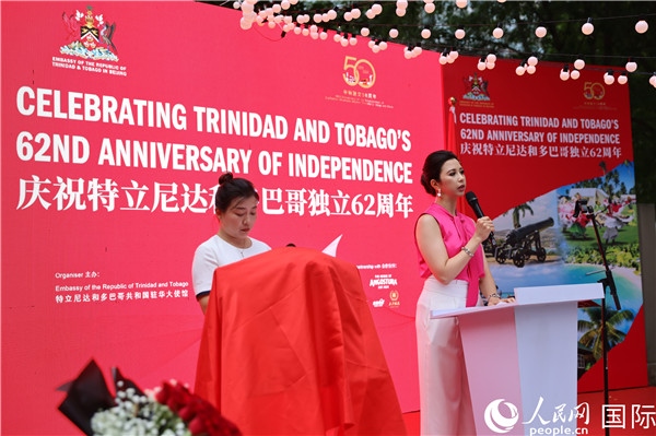特立尼達(dá)和多巴哥駐華大使劉娜（右）在當(dāng)天慶祝儀式上致辭。人民網(wǎng)記者 趙益普攝