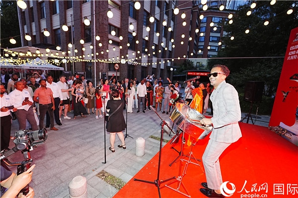 來(lái)自特多的藝術(shù)家在慶祝儀式上表演特多鋼鼓。人民網(wǎng)記者 趙益普攝