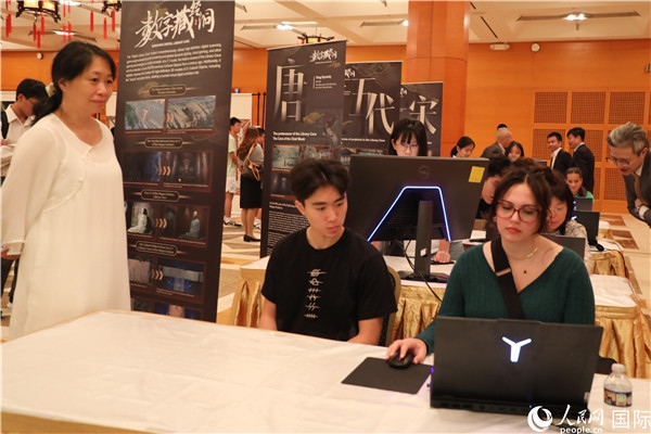 在活動(dòng)現(xiàn)場，當(dāng)?shù)孛癖婓w驗(yàn)“數(shù)字藏經(jīng)洞”云游戲，沉浸式體驗(yàn)敦煌文化。 人民網(wǎng)記者 李志偉攝