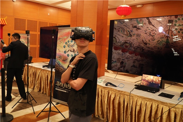 1、在本次活動(dòng)的展覽現(xiàn)場，敦煌研究院與騰訊展示了“數(shù)字藏經(jīng)洞”和“尋境敦煌”等創(chuàng)新互動(dòng)產(chǎn)品。圖為當(dāng)?shù)孛癖娡ㄟ^VR虛擬游覽洞窟。 人民網(wǎng)記者 李志偉攝