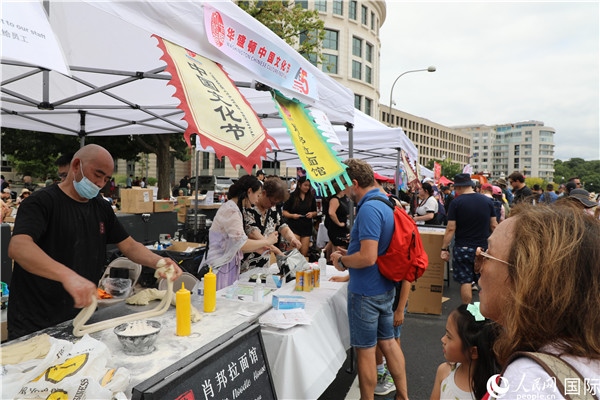 3、活動(dòng)現(xiàn)場(chǎng)設(shè)置了眾多展臺(tái)。 人民網(wǎng)記者 李志偉攝