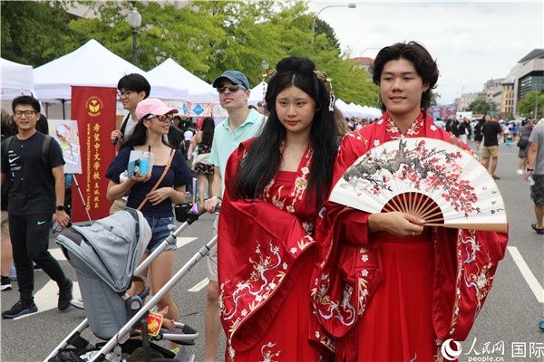 5、當(dāng)?shù)厝A僑華人身穿漢服參加文化節(jié)。 人民網(wǎng)記者 李志偉攝