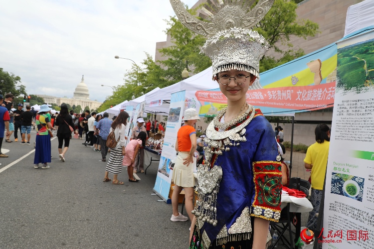 在第22屆美國(guó)華盛頓“中國(guó)文化節(jié)”上，一名當(dāng)?shù)孛癖娚泶┲袊?guó)少數(shù)民族服飾。人民網(wǎng)記者 李志偉攝