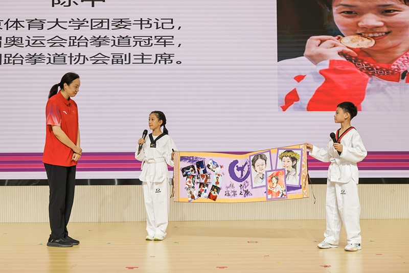 兩位學(xué)生小記者對話陳中老師。學(xué)校供圖