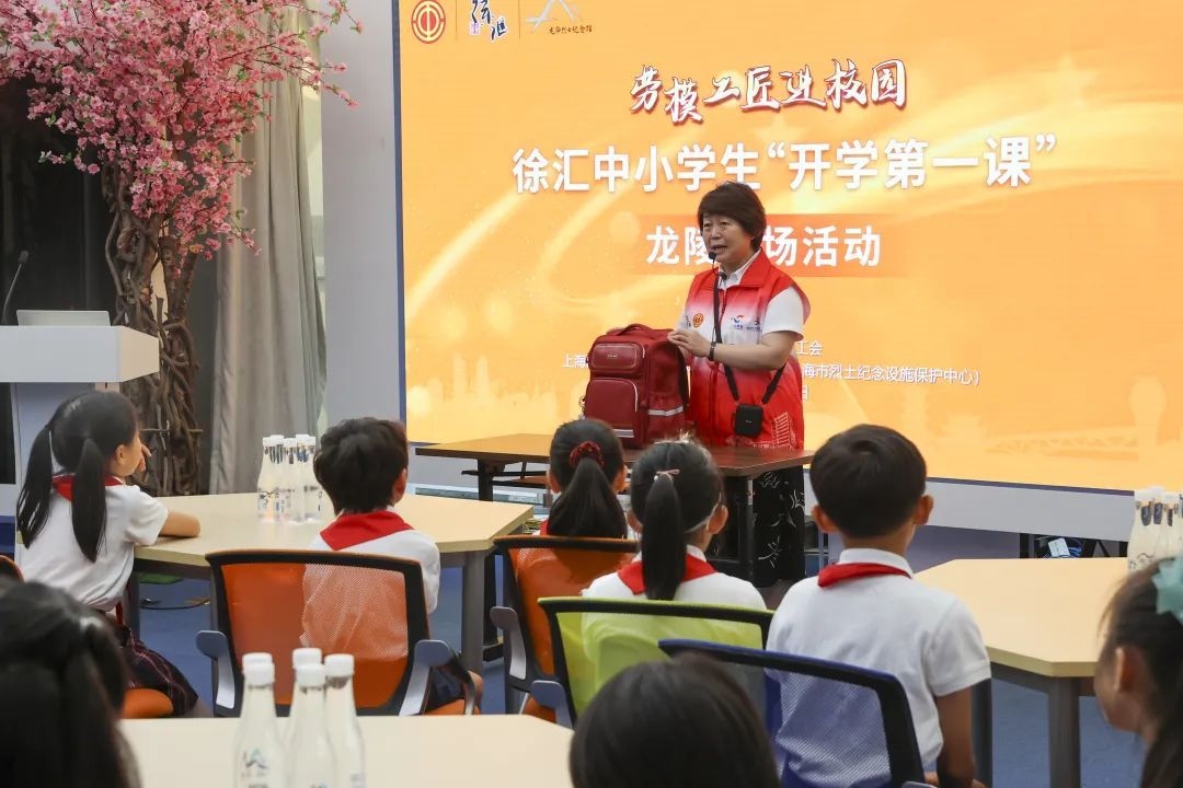 勞模工匠現(xiàn)場(chǎng)向同學(xué)們傳授勞動(dòng)技能。徐匯區(qū)總工會(huì)供圖