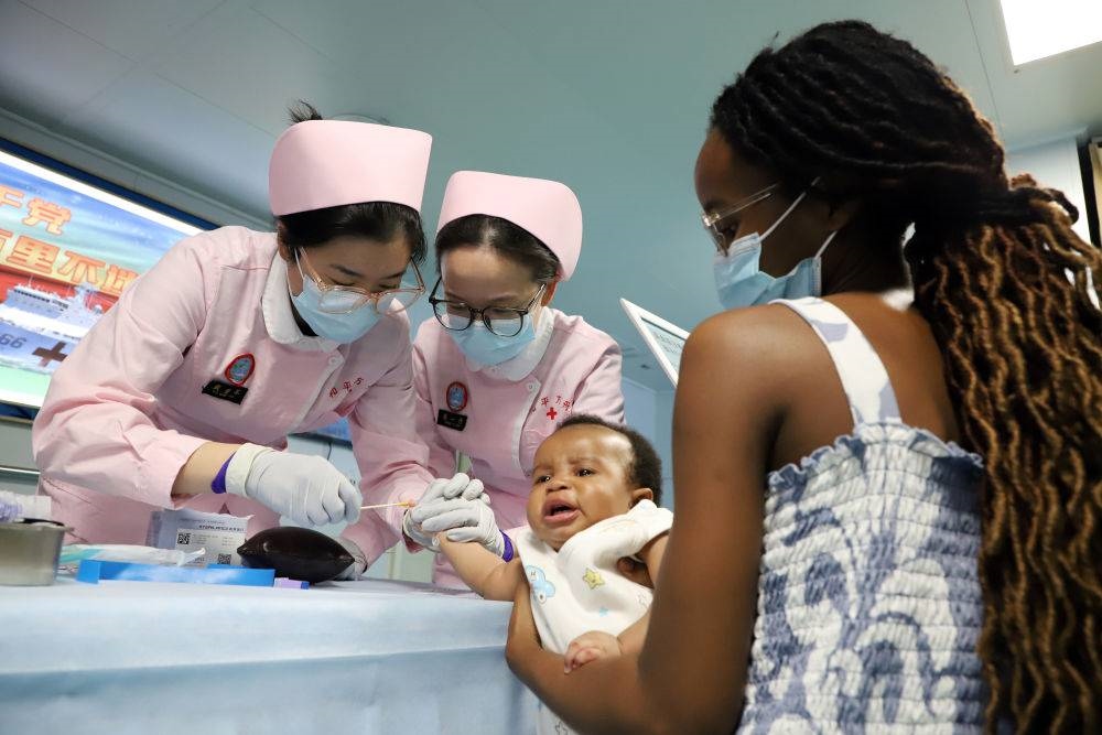 2024年8月12日，中國(guó)海軍“和平方舟”號(hào)醫(yī)院船在莫桑比克馬普托開(kāi)展醫(yī)療服務(wù)。