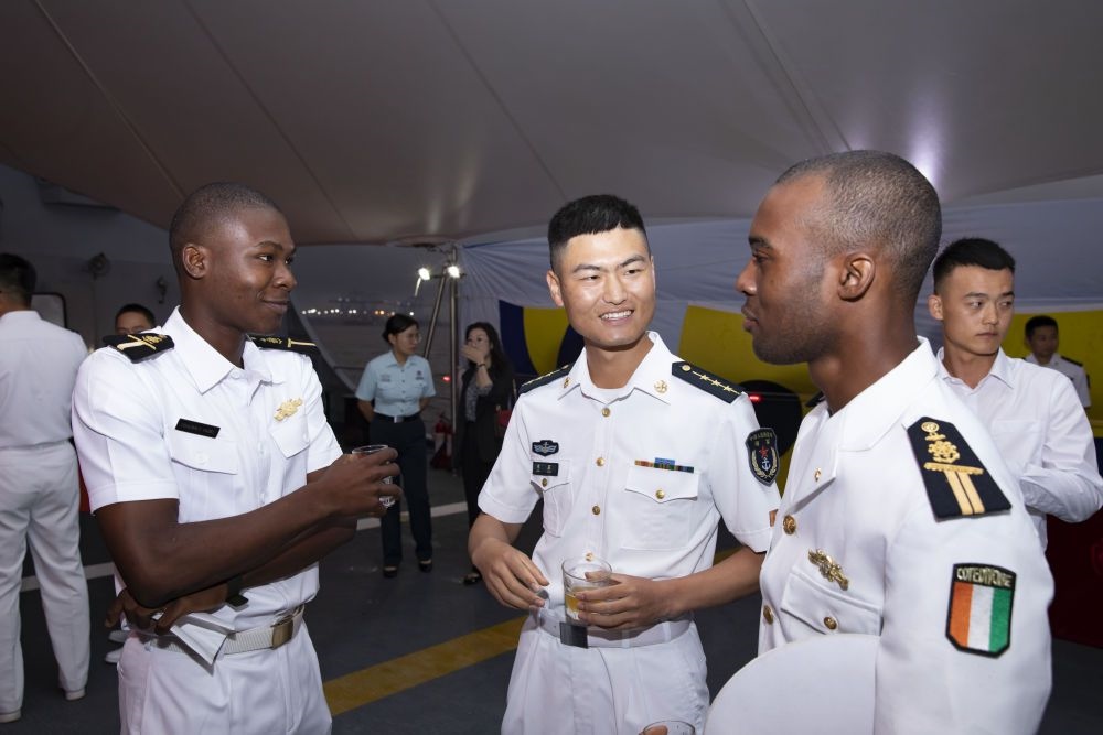2023年6月25日，中國(guó)和科特迪瓦雙方官兵在南寧艦舉辦的甲板招待會(huì)上交流。中國(guó)海軍第43批護(hù)航編隊(duì)22日抵達(dá)科特迪瓦經(jīng)濟(jì)首都阿比讓，開(kāi)始對(duì)科特迪瓦為期4天的友好訪問(wèn)。