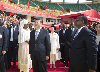2018年7月22日，國(guó)家主席習(xí)近平在達(dá)喀爾同時(shí)任塞內(nèi)加爾總統(tǒng)薩勒共同出席塞內(nèi)加爾競(jìng)技摔跤場(chǎng)項(xiàng)目移交儀式。新華社記者 王曄 攝