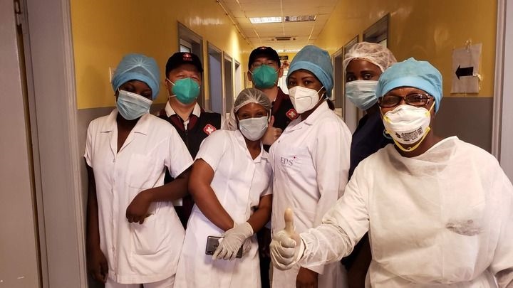 2020年5月26日，中國(guó)抗疫醫(yī)療專(zhuān)家組在剛果（布）首都布拉柴維爾指導(dǎo)新冠肺炎病房建設(shè)時(shí)，與當(dāng)?shù)匾痪€醫(yī)務(wù)人員合影。新華社發(fā)