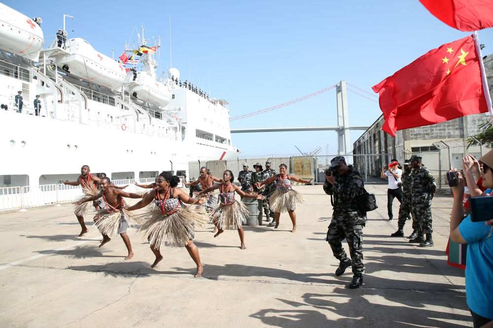 2024年8月16日，在莫桑比克馬普托港，當(dāng)?shù)匮輪T表演舞蹈，歡送中國(guó)海軍“和平方舟”號(hào)醫(yī)院船。
