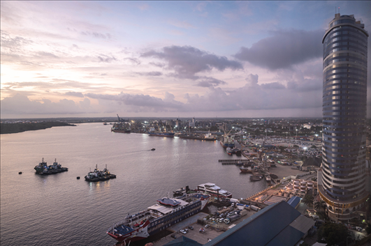 這是2023年12月29日拍攝的日出時(shí)分的坦桑尼亞達(dá)累斯薩拉姆港。新華社記者 王冠森 攝