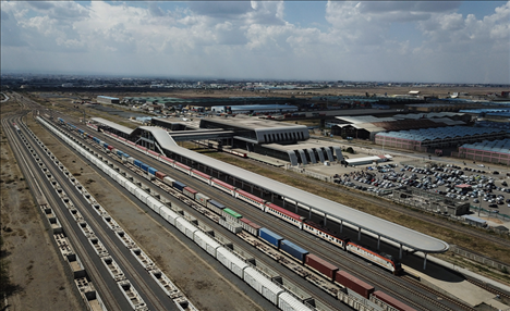 這是2023年9月20日在肯尼亞首都內(nèi)羅畢拍攝的蒙內(nèi)鐵路內(nèi)羅畢站（無(wú)人機(jī)照片）。新華社記者 韓旭 攝