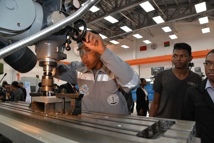 2024年4月26日，在馬達(dá)加斯加首都塔那那利佛，塔那那利佛大學(xué)理工學(xué)院的學(xué)生在魯班工坊操作設(shè)備。新華社發(fā)（西塔卡·拉喬納里松攝）