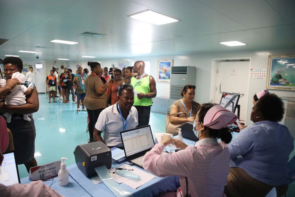 2024年7月8日，塞舌爾民眾在中國(guó)海軍“和平方舟”號(hào)醫(yī)院船上排隊(duì)就診。