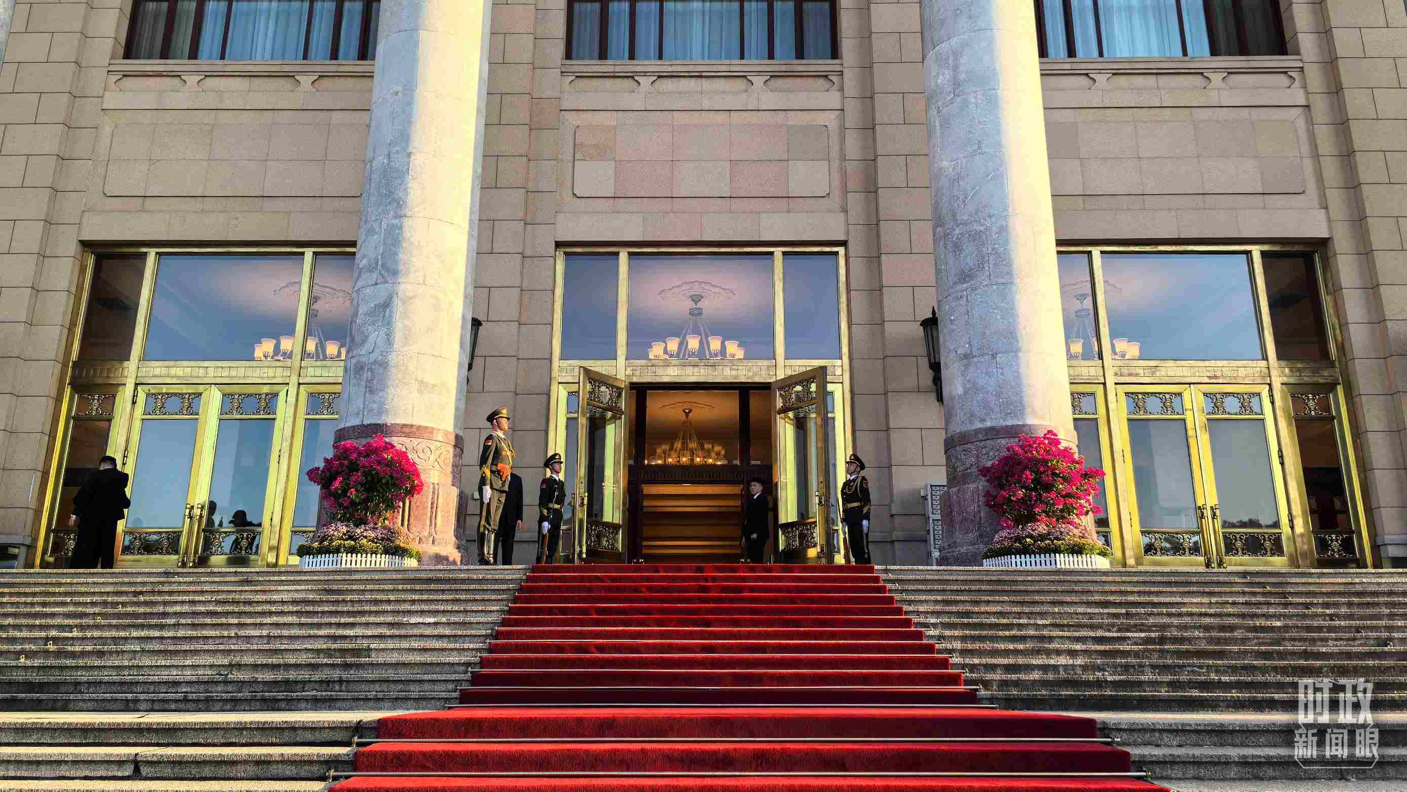 △人民大會堂外，禮兵列隊迎接貴賓。（總臺央視記者陸泓宇拍攝）