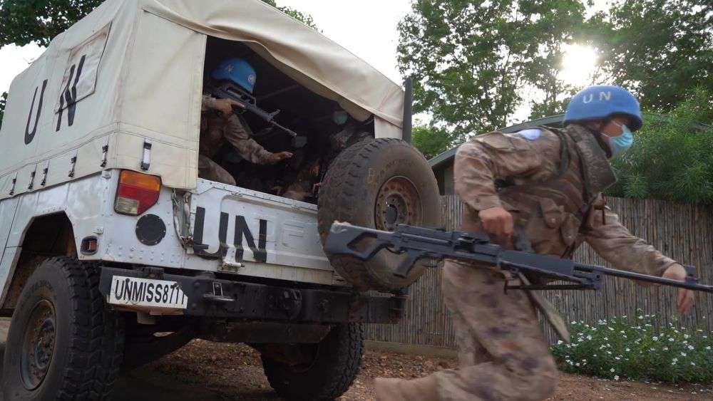 2022年7月27日，中國(guó)第八批赴南蘇丹（朱巴）維和步兵營(yíng)百人防暴隊(duì)抵達(dá)預(yù)定區(qū)域，進(jìn)行綜合防衛(wèi)演練。針對(duì)南蘇丹社會(huì)安全問(wèn)題及近期在剛果（金）東部地區(qū)發(fā)生的針對(duì)聯(lián)合國(guó)剛果（金）穩(wěn)定特派團(tuán)的抗議示威活動(dòng)，中國(guó)第八批赴南蘇丹（朱巴）維和步兵營(yíng)于日前組織UN HOUSE（聯(lián)合國(guó)之家）綜合防衛(wèi)演練，以應(yīng)對(duì)可能出現(xiàn)的難民涌入、營(yíng)門(mén)遇襲、暴恐威脅等突發(fā)情況。