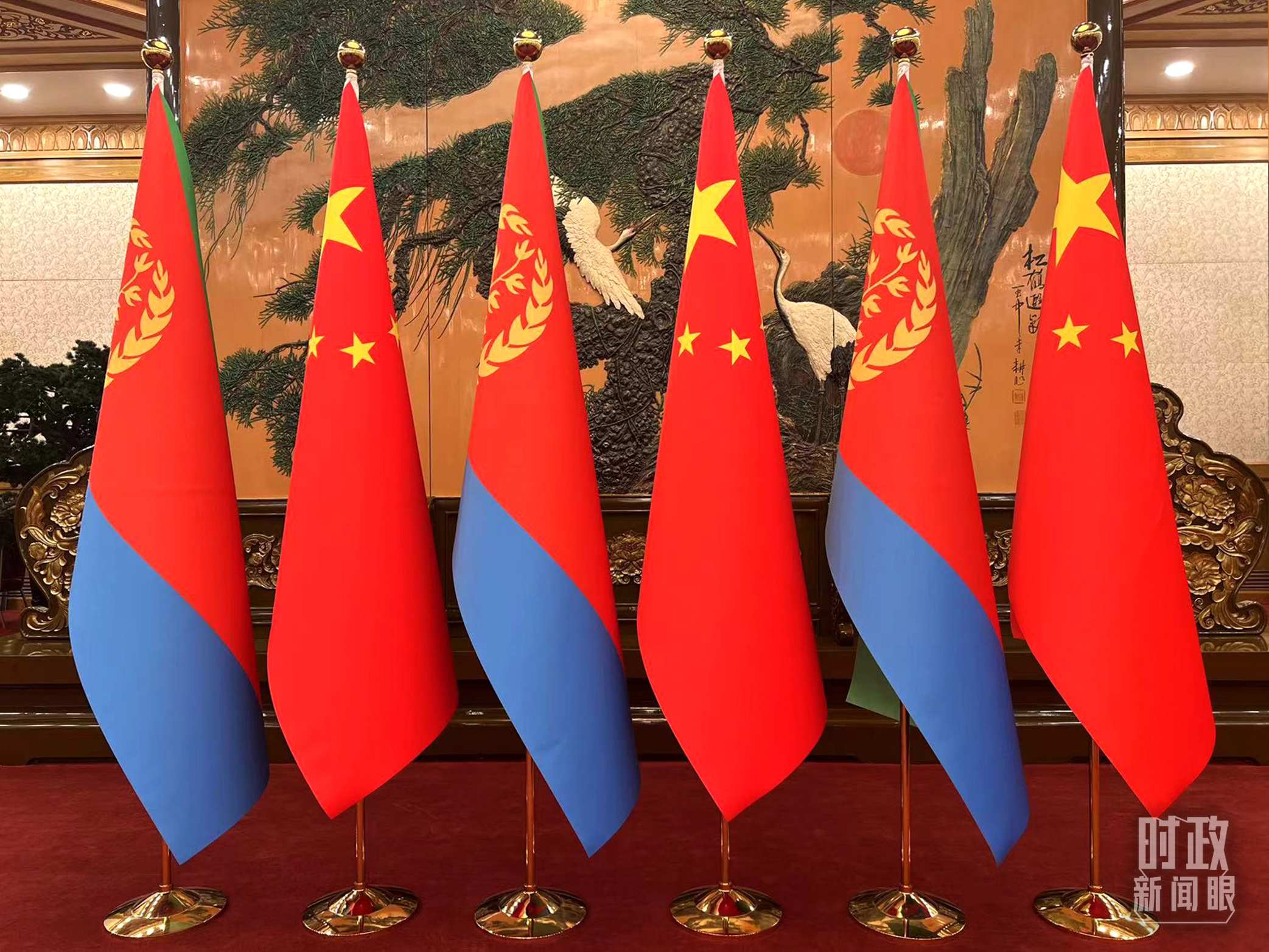 △會見現(xiàn)場擺放的中國和厄立特里亞兩國國旗。（總臺央視記者趙婷拍攝）