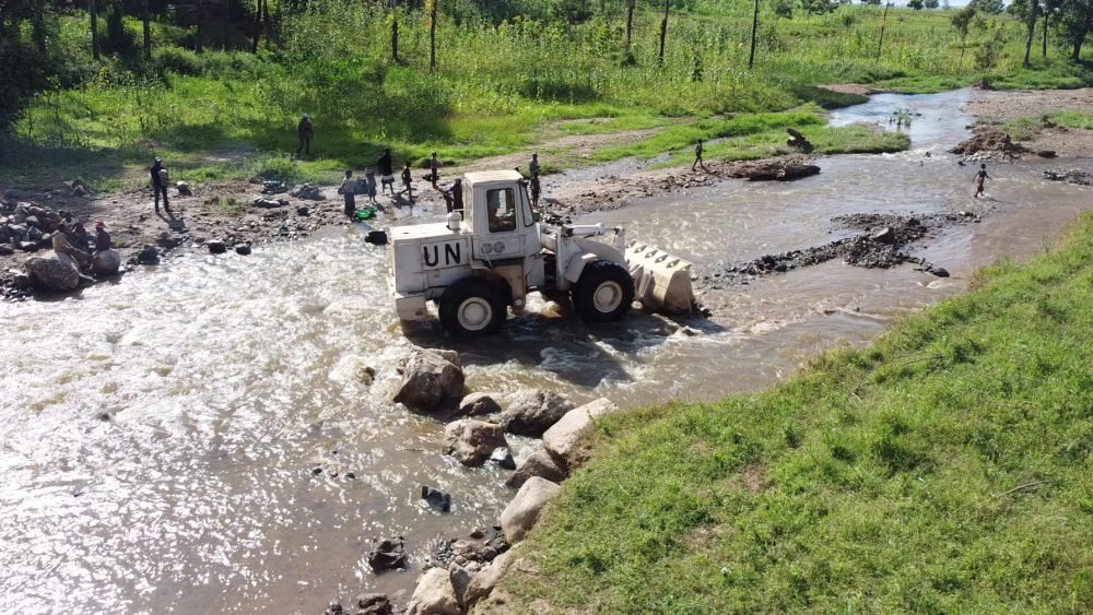 2023年6月7日，在剛果（金）南基伍省卡萊亥地區(qū)，中國(guó)第26批赴剛果（金）維和工兵分隊(duì)官兵進(jìn)行施工作業(yè)。