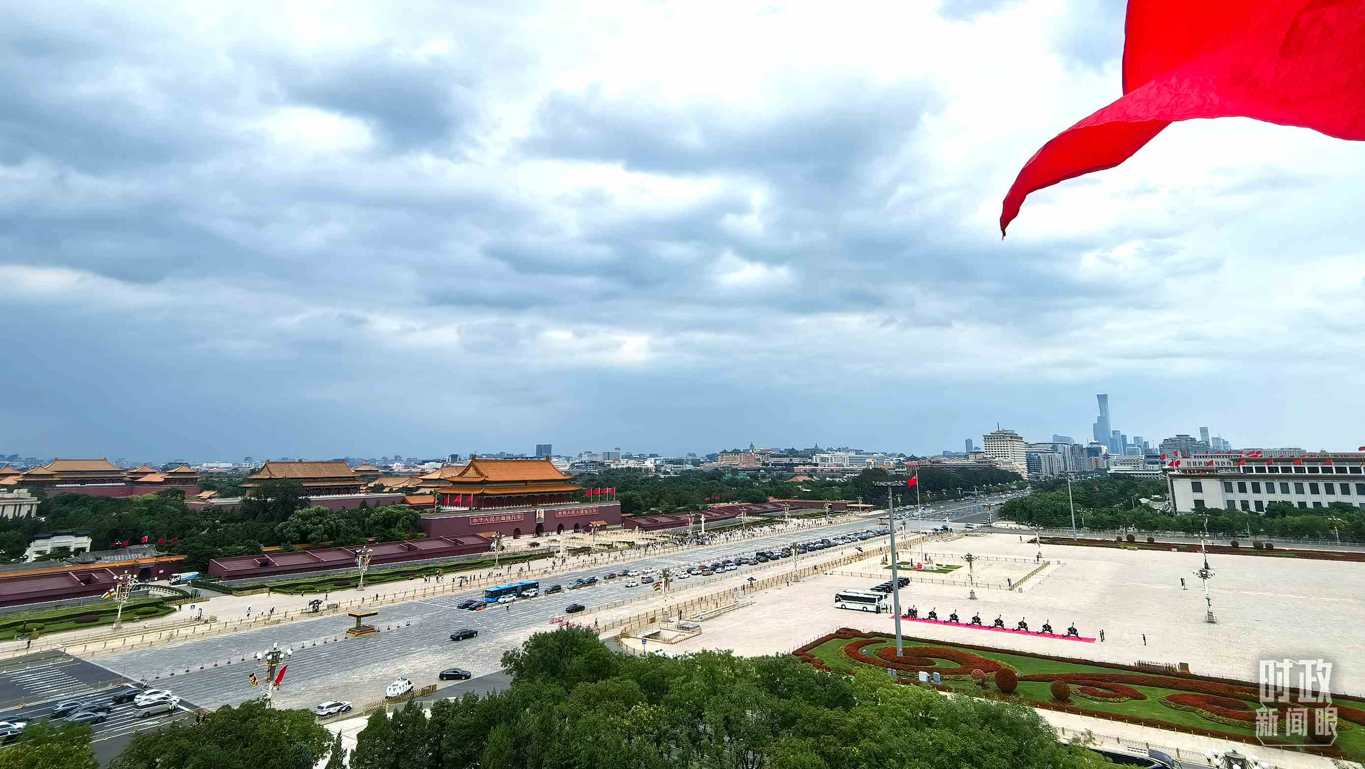 △北京長安街兩側(cè)懸掛中非合作論壇成員旗幟。（總臺央視記者張垚拍攝）