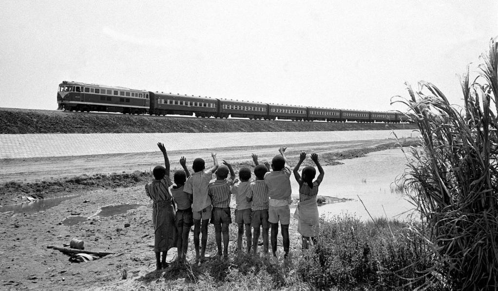 贊比亞魯西瓦西湖畔的少年兒童歡迎坦贊鐵路的列車通到他們的家鄉(xiāng)（1976年攝）。