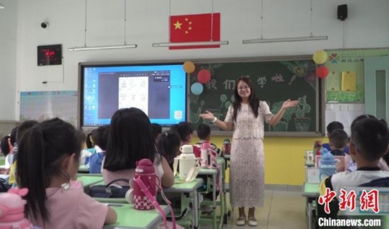 圖為衡水市新苑小學(xué)，老師正在給學(xué)生講開(kāi)學(xué)第一課的內(nèi)容。王天祥 攝