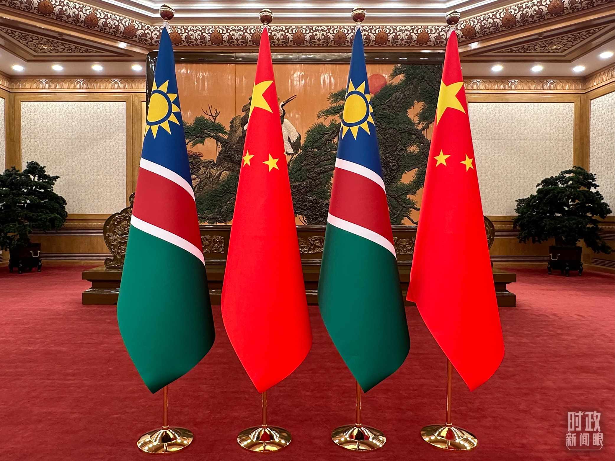  △雙邊會(huì)見(jiàn)現(xiàn)場(chǎng)的中國(guó)和納米比亞國(guó)旗。（總臺(tái)央視記者范一鳴拍攝）