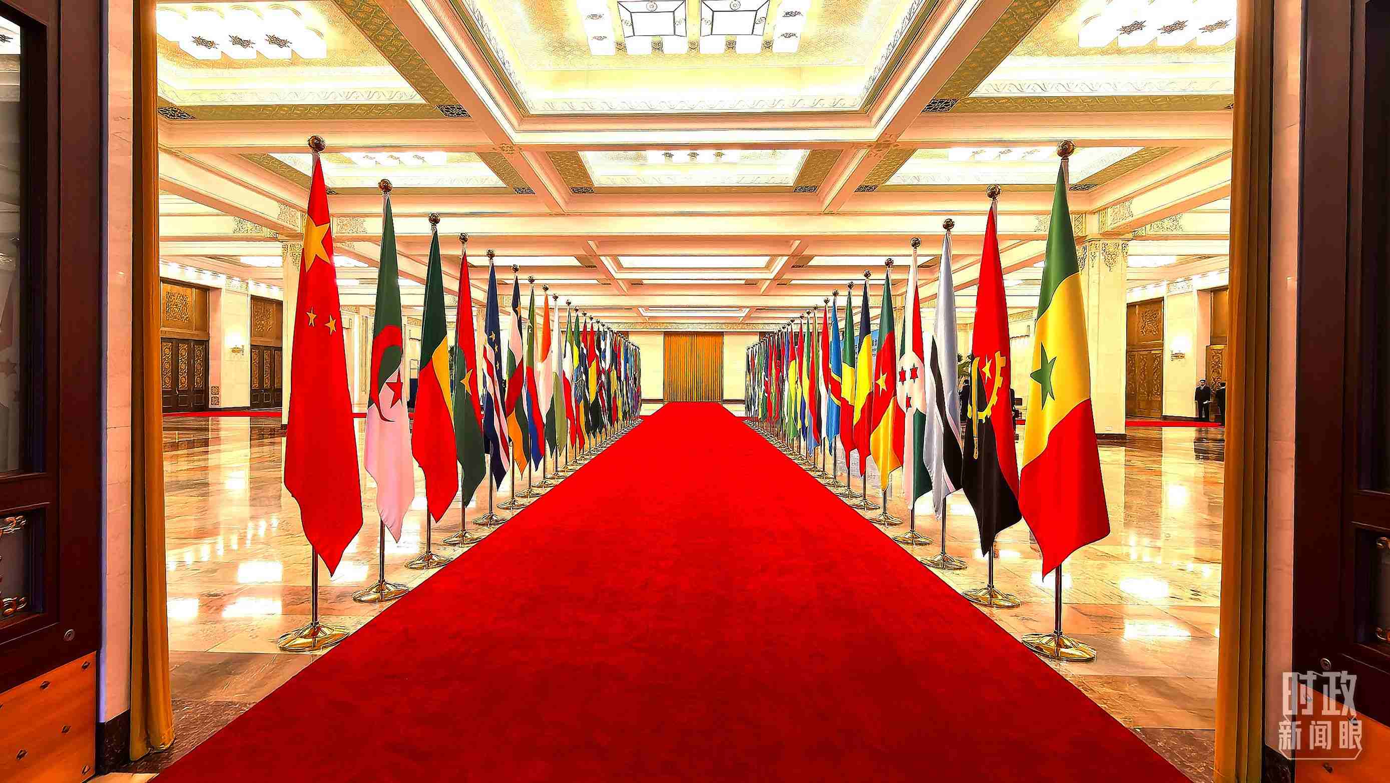  △人民大會(huì)堂內(nèi)的旗陣。（總臺(tái)央視記者馬超拍攝）