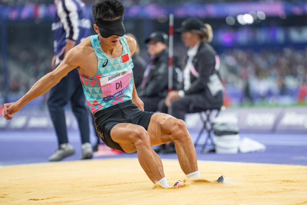 8月30日，邸東東在巴黎殘奧會(huì)田徑男子跳遠(yuǎn)T11級(jí)決賽中試跳。新華社記者 黃偉 攝