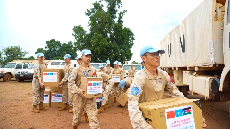 搬運(yùn)援助物資。孫千攝