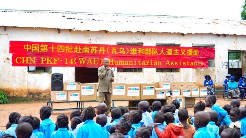 當(dāng)?shù)卣砀屑ぶ袊?guó)官兵。王軍杰攝