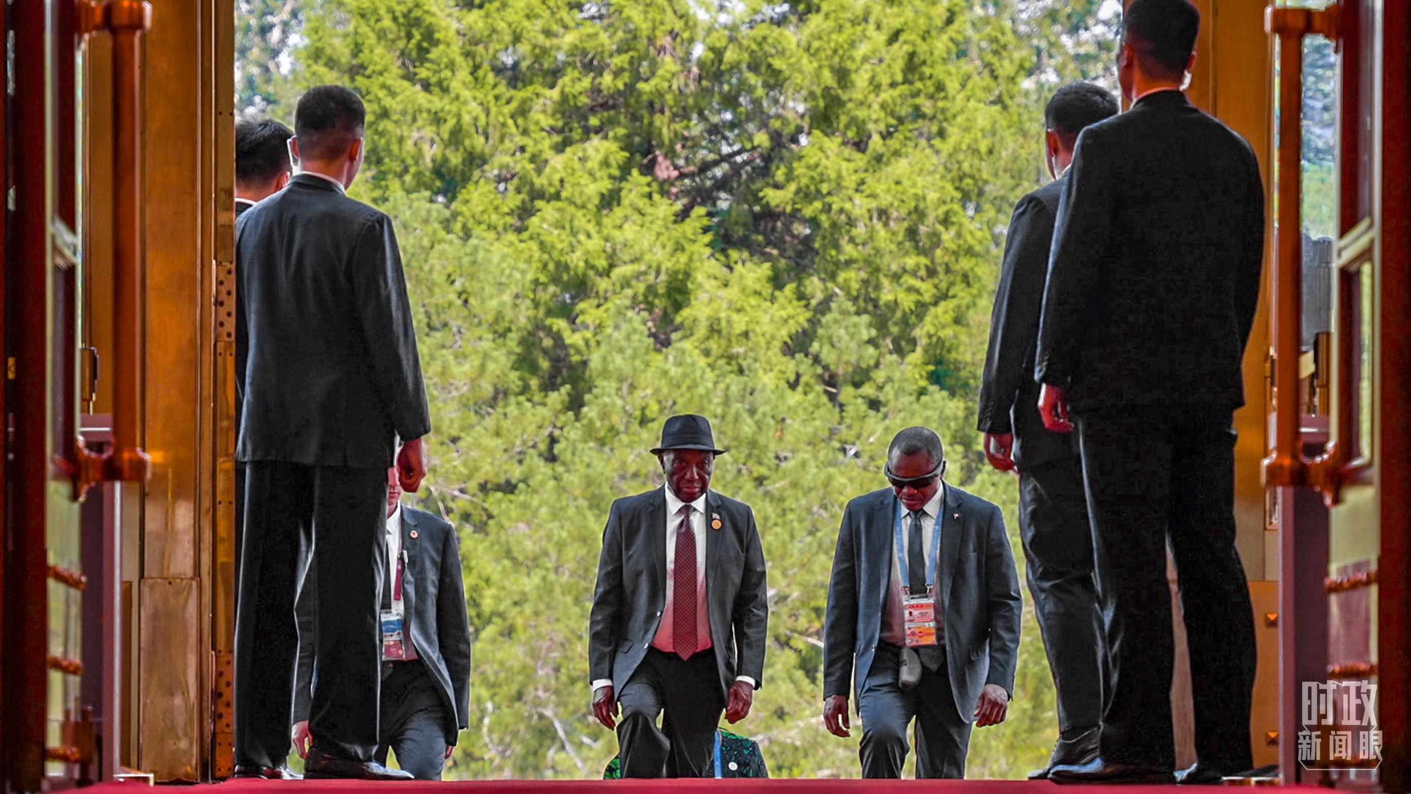 利比里亞總統(tǒng)博阿凱步入人民大會堂。（總臺央視記者蔣碩拍攝）