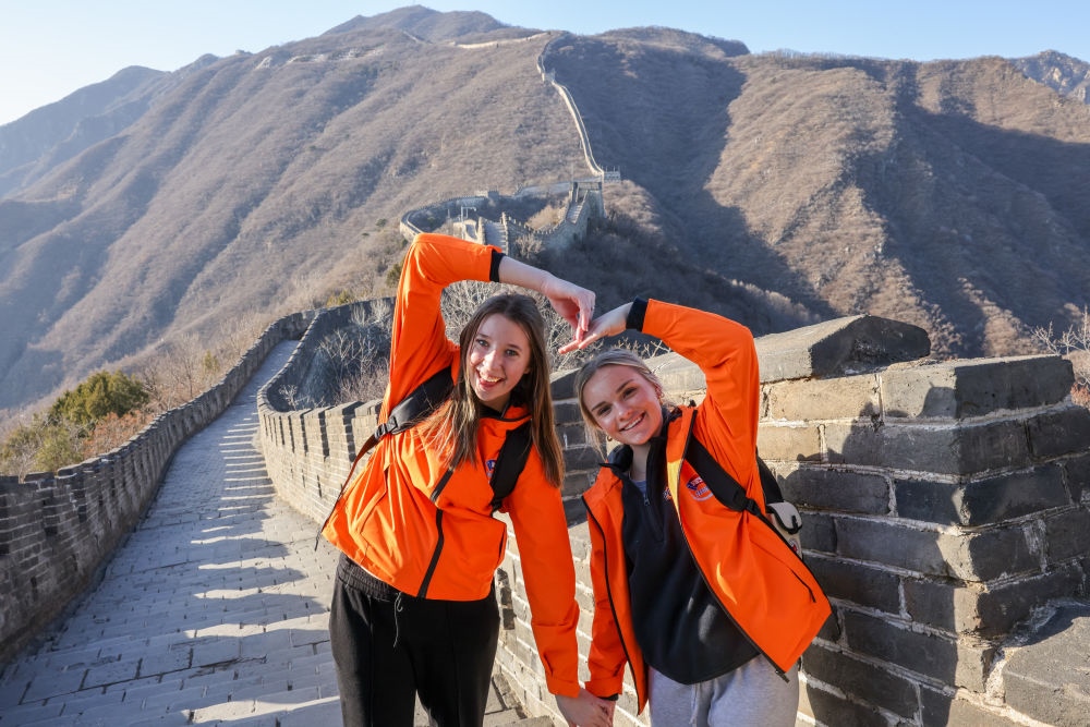 2024年3月20日，美國華盛頓州中學(xué)生代表團的成員在北京慕田峪長城留影。新華社記者 殷剛 攝