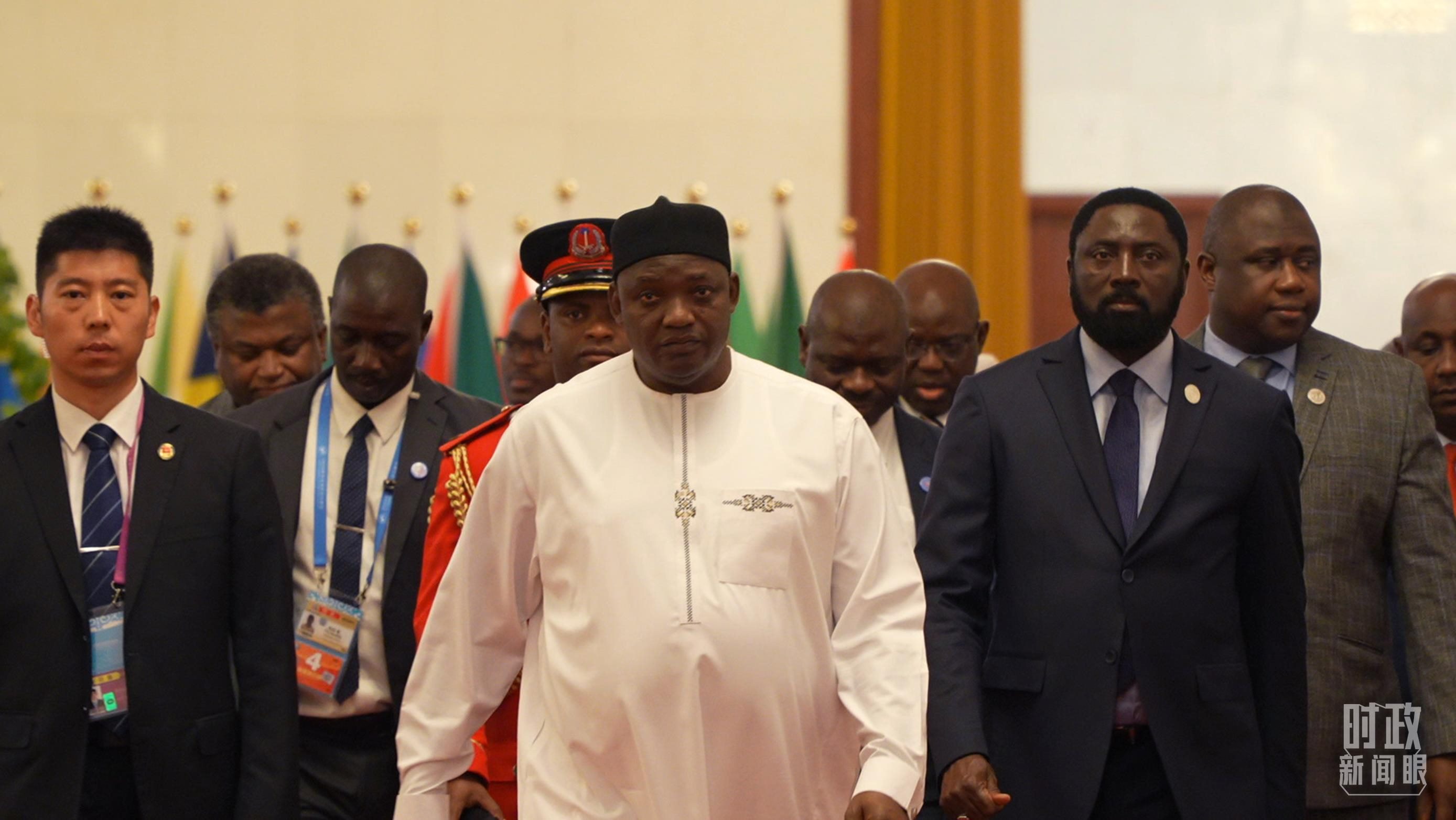 岡比亞總統(tǒng)巴羅走向會見廳。（總臺央視記者蔣碩拍攝）