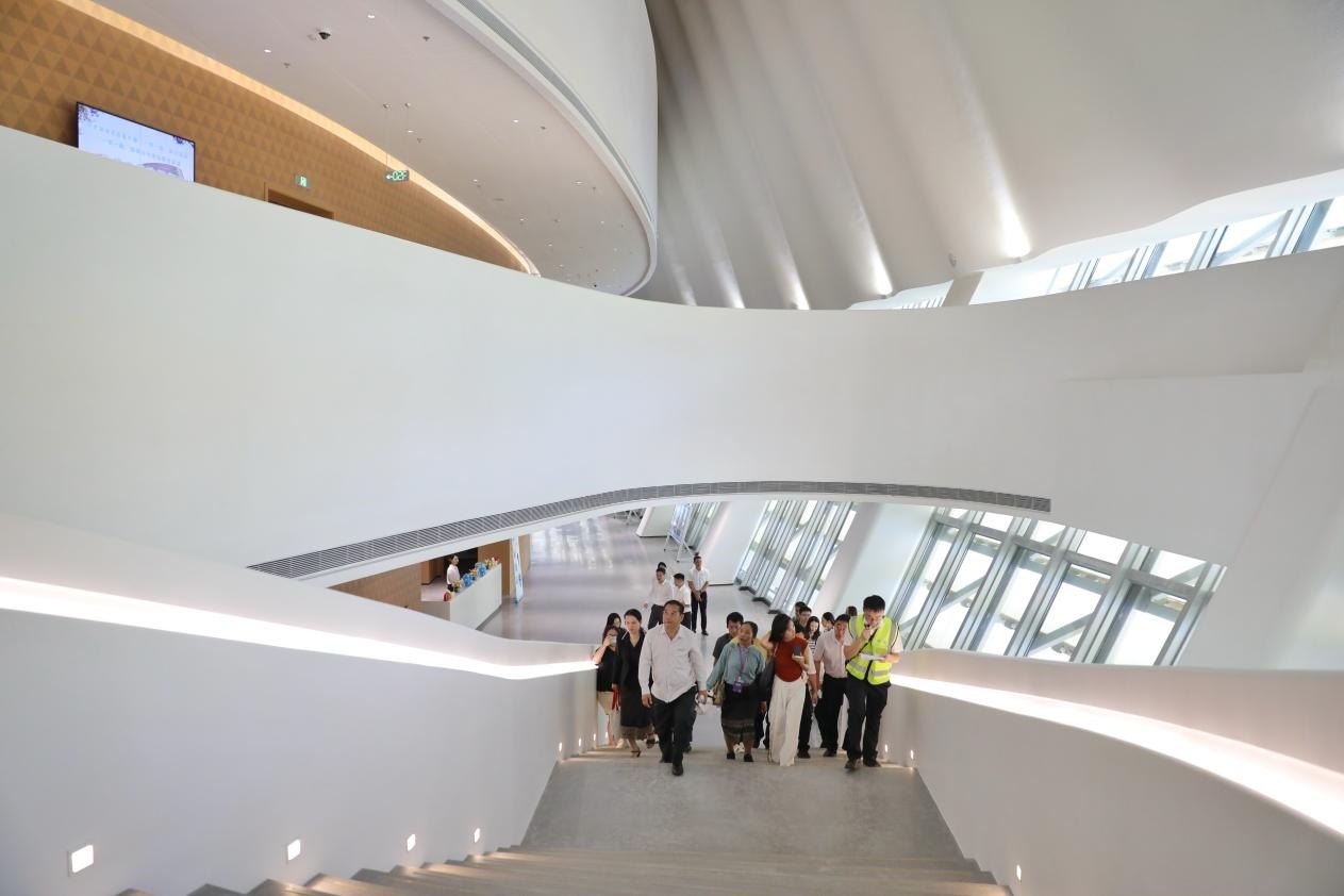 亞洲媒體考察團(tuán)正在上樓?！吨袊?jīng)濟(jì)周刊》記者 肖翊攝