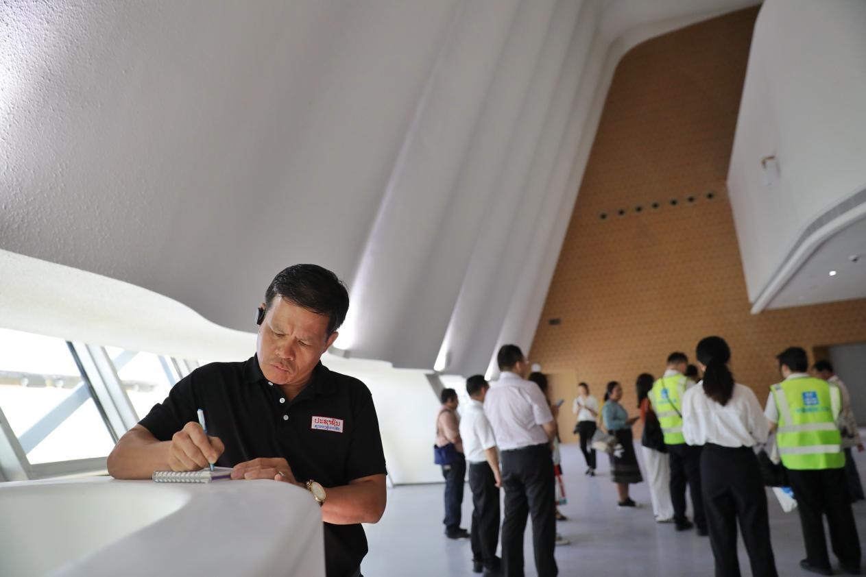 亞洲媒體考察團(tuán)參觀綜合劇場外墻?！吨袊?jīng)濟(jì)周刊》記者 肖翊攝