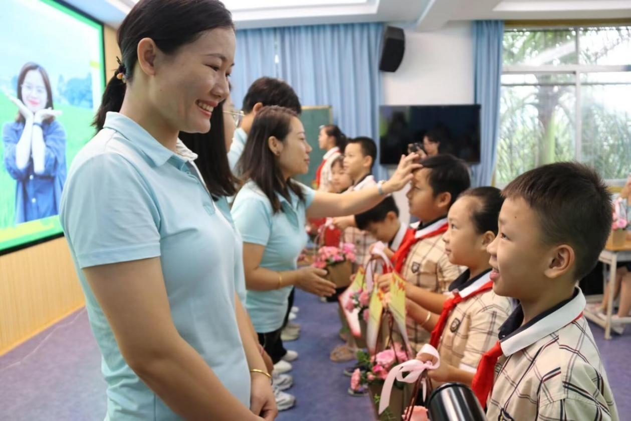 2023年教師節(jié)前，廣西南寧一所學校，學生向老師獻上鮮花、賀卡。