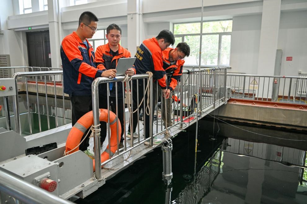 哈爾濱工程大學(xué)水聲工程學(xué)院學(xué)生在進(jìn)行技術(shù)實(shí)驗(yàn)。新華社記者王松 攝